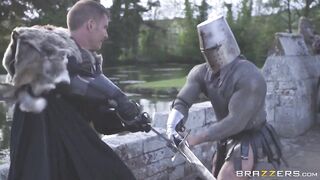 Молодой король трахает при королеве свою шикарную зрелую и молодую служанку Анисса Кейт (Anissa Kate) и Жасмин Джей (Jasmine Jae)