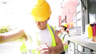 Продавщица хот-догов готовит его член, Бриджетт Би (Bridgette B)