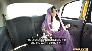 В такси красивая пассажирка круто долбится